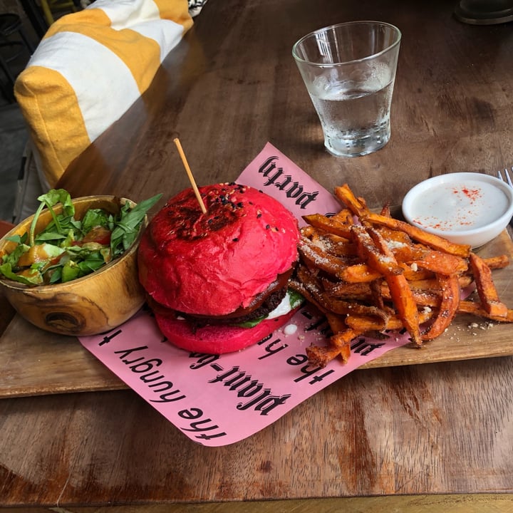 photo of The Hungry Tapir Pink Bombshell Burger shared by @snowman on  26 Sep 2022 - review