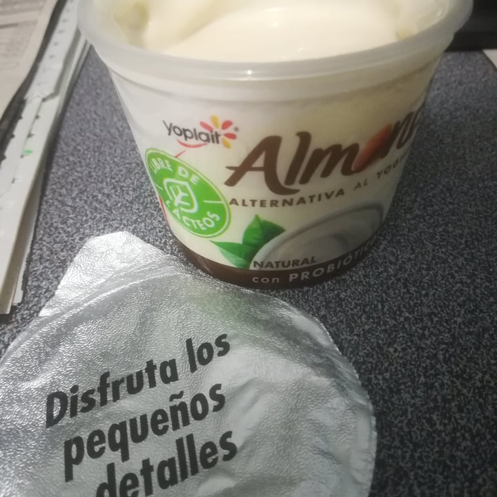 photo of Yoplait Almond Alternativa al Yogurt - Sabor Natural  shared by @lorenagreen on  11 Apr 2022 - review