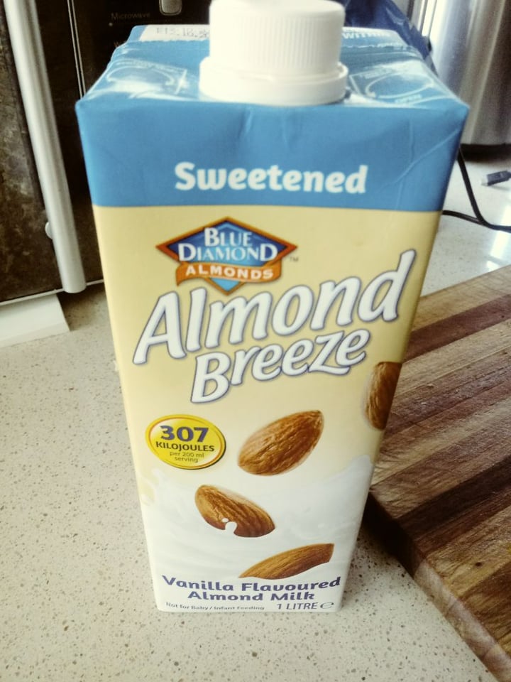 review photo of Blue Diamond Vanilla Almond Milk shared by @earthlove on 07 Jan 2020 - review
