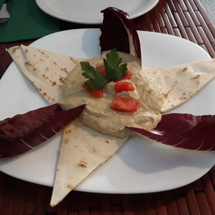 photo of Veganda Hummus shared by @irewillard on  24 Feb 2022 - review