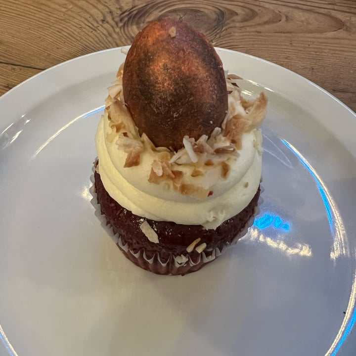 photo of Innocent Yesterday Red Velvet Cupcake shared by @beatrizvegan on  18 Apr 2022 - review