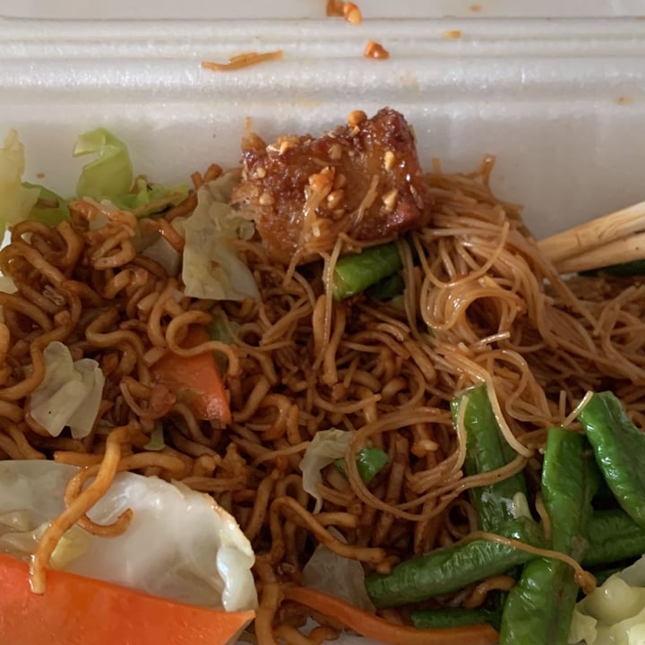 photo of Red Apple Vegetarian Bee Hoon with vegetables shared by @yourvegetarianmom on  20 Mar 2022 - review