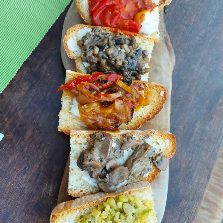 photo of Osteria L’Angolo Divino Crostini Vegani shared by @giuly06 on  06 Aug 2021 - review