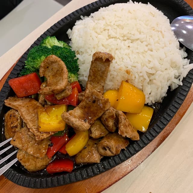菜肴“Hot plate black pepper pork rice”的照片