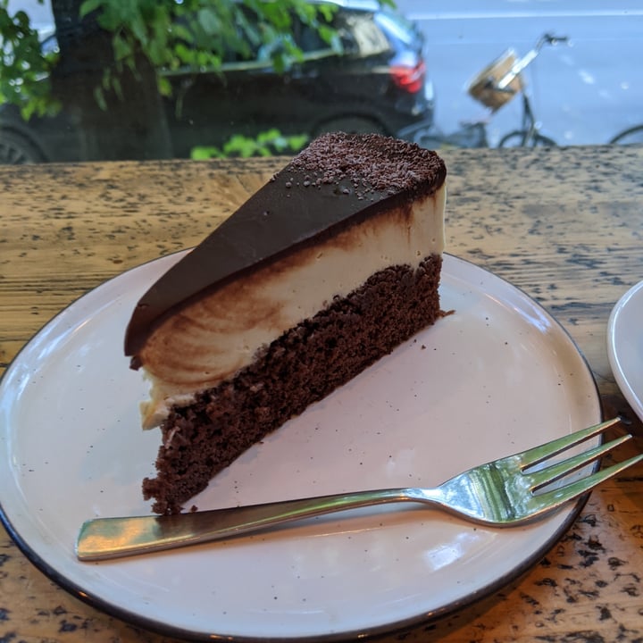 review photo of Café Neundrei Schokolade Quark Kuchen shared by @annawastaken on 30 Sep 2020 - review