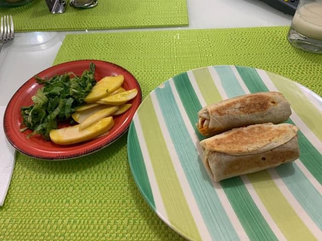 菜肴“Chimichangas De Tinga De Zanahoria”的照片