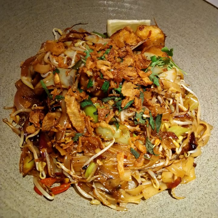 photo of Wagamama Pad thai vegan shared by @walkabout-veg on  09 Oct 2021 - review