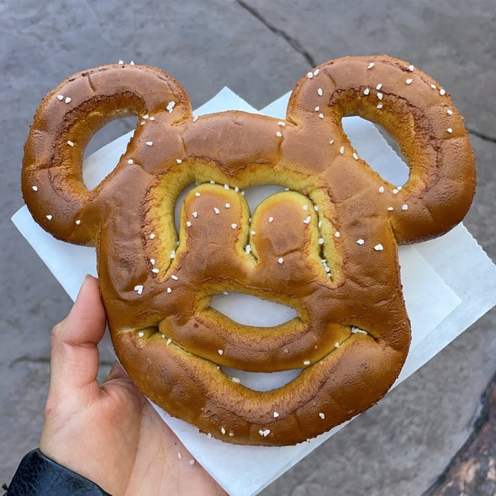photo of Disneyland Park Mickey Mouse Pretzel shared by @melnourish on  04 Jan 2022 - review