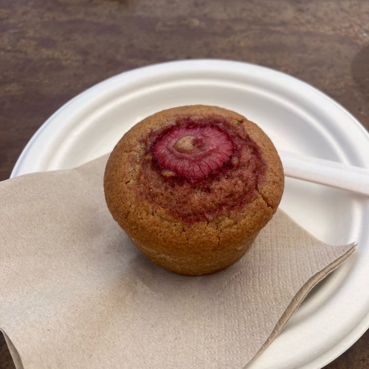 photo of Vetro muffin vegano alla fragola shared by @irebo02 on  17 May 2022 - review