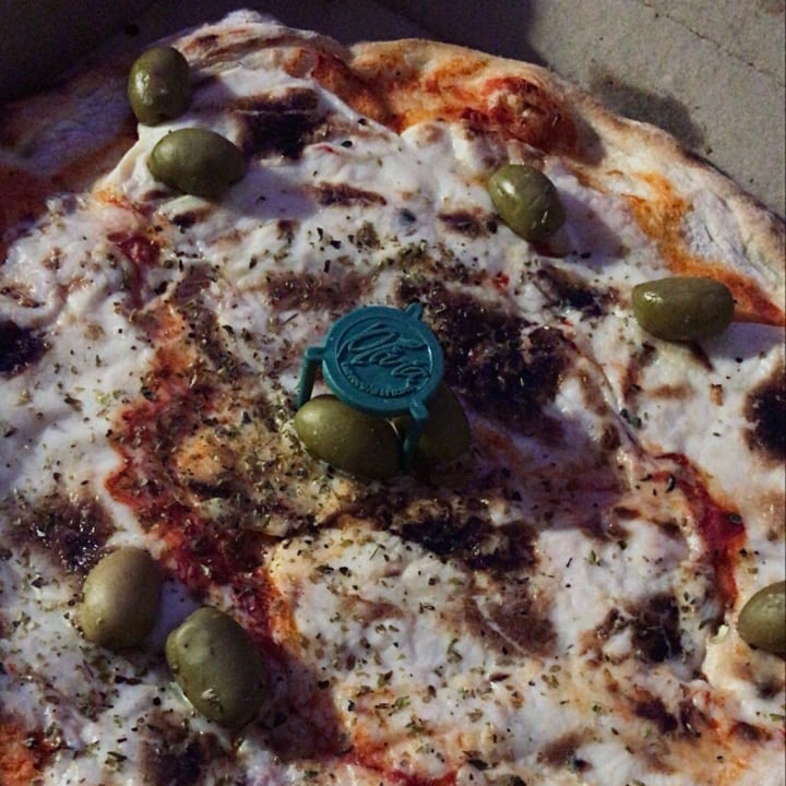 photo of Olivia Empanadas & Pizzas - Avellaneda Pizza VEGANA con Muzzarella de Almendras shared by @camidi on  29 May 2021 - review