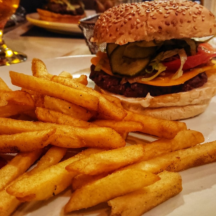 photo of Gibson's Gourmet Burger and Ribs Vegan Beyond beef burger shared by @anne13 on  21 Sep 2021 - review