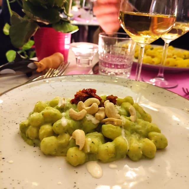 「Gnocchetti al Pesto Di Erbe Anacardi E Pomodorini Secchi」の料理の写真