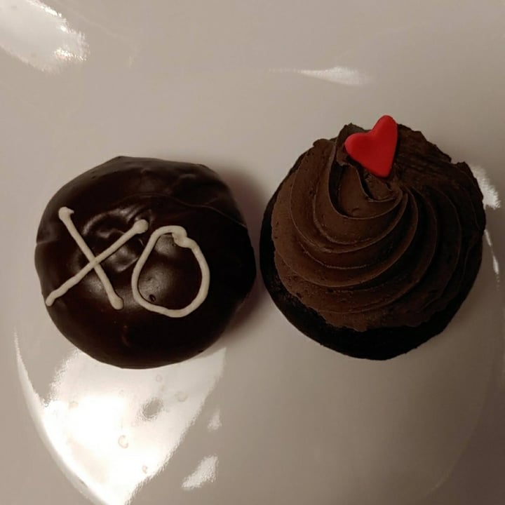 photo of Kelly's Bake Shoppe Xo cupcake shared by @lyy on  15 Feb 2021 - review