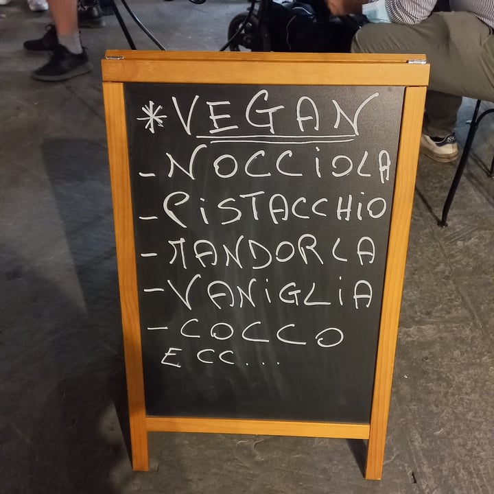 review photo of Gelateria del Corso Cono Vaniglia e Pistacchio shared by @ariab on 18 Jun 2022 - review