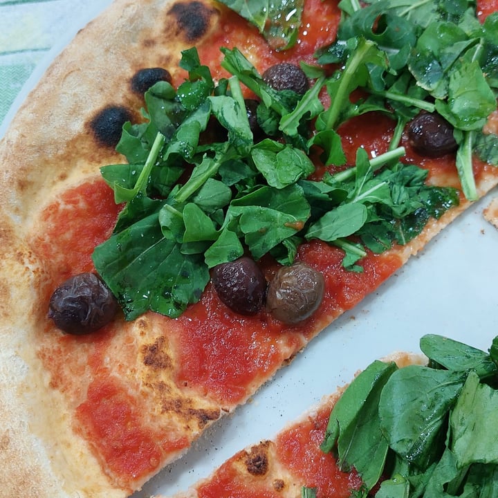 photo of Vesuvio pizza rossa con rucola e olive shared by @cheti on  17 Oct 2022 - review