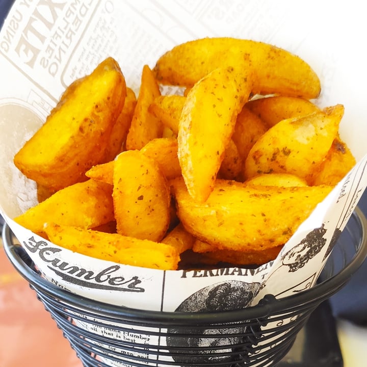 review photo of Fronteira Gastrobar-Tapas Wines Gins Hamburguesa / patatas bravas / cogumelos shared by @spiderwebs on 14 Sep 2020 - review