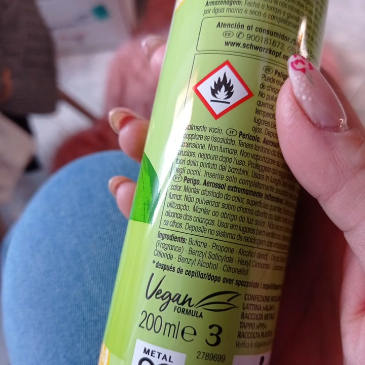 photo of Schwarzkopf Got 2b Dry shampoo Instant Refresh shared by @marasantagata on  29 Jan 2022 - review