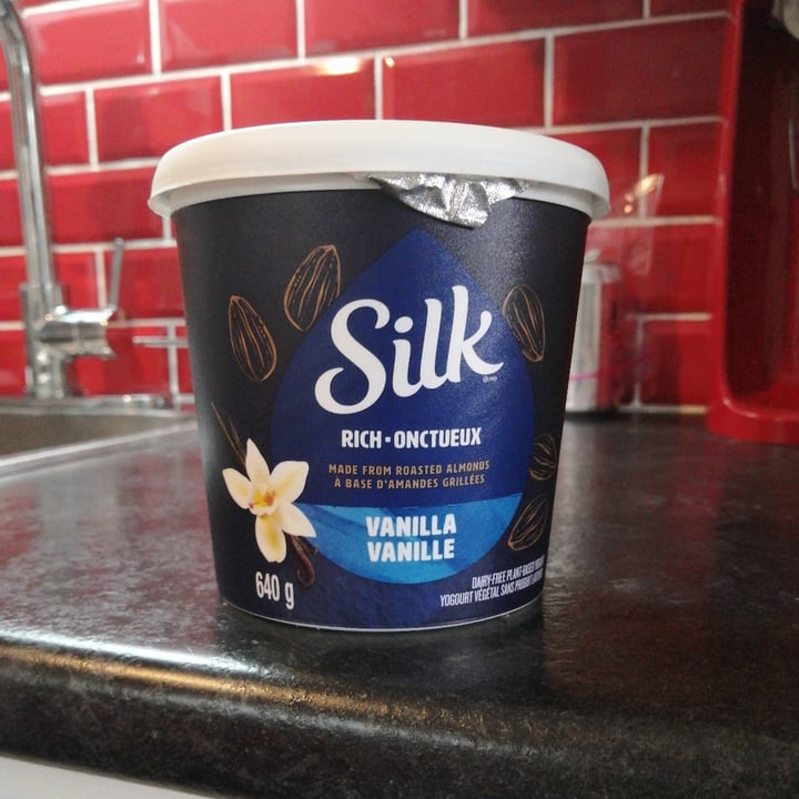 photo of Silk Almond milk vanilla yoghurt shared by @marie-marguerite on  30 Nov 2021 - review