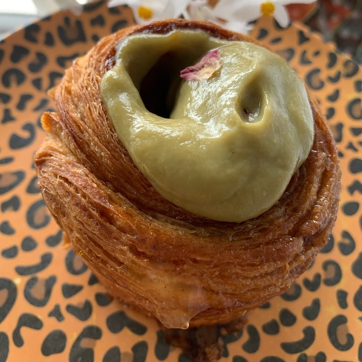 photo of The Hippie Bakery Roll de Hojaldre Con Crema De Pistacho shared by @naivoncake on  20 Oct 2021 - review