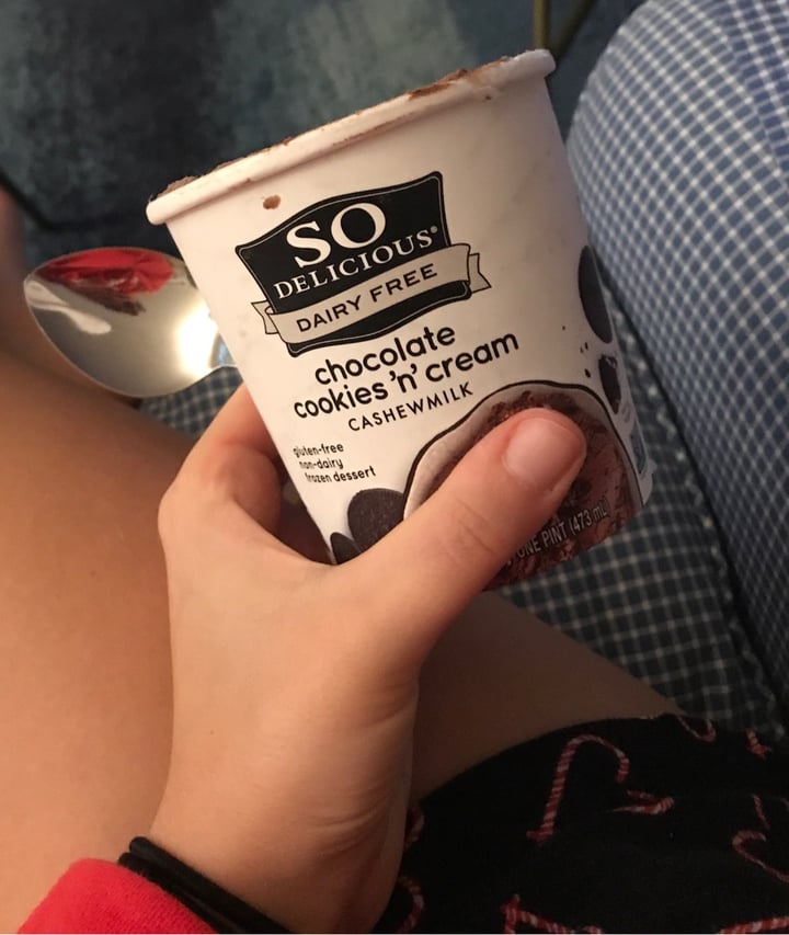photo of So Delicious Dairy Free Chocolate Cookies N' Cream Cashewmilk Frozen Dessert shared by @becccavocado on  09 Jun 2020 - review