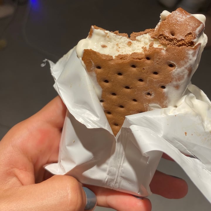 review photo of Royne Sándwich helado de vainilla VegIce shared by @cassruiz on 07 May 2021 - review