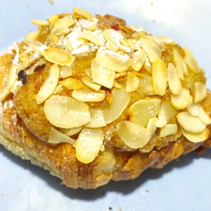 review photo of Vica Croissant De Almendras shared by @miliforanimals on 30 Nov 2022 - review