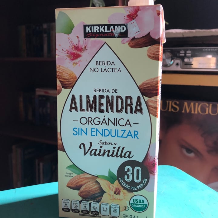 photo of Kirkland Signature Organic Unsweetened Almond Beverage Vanilla shared by @isabelinzunzaa on  27 May 2021 - review