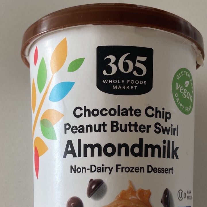 review photo of Whole Foods Market 365 chocolate chip peanut butter swirl shared by @pintocarolineluc on 19 Sep 2022 - review