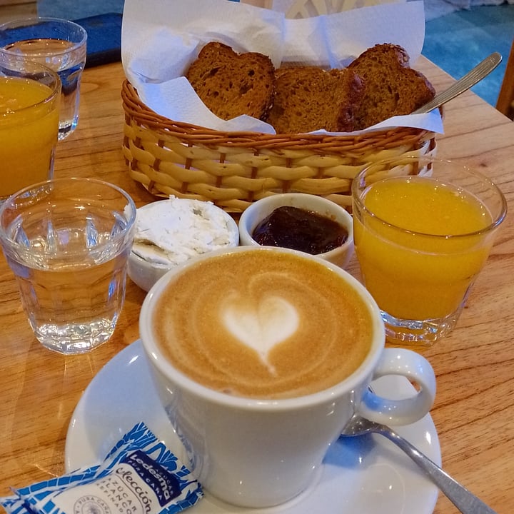 photo of La sencillez Café con leche de almendras, Jugo de naranja natural, Tostadas de pan integral con untable de almendras y mermelada shared by @emmijfox on  12 Feb 2022 - review
