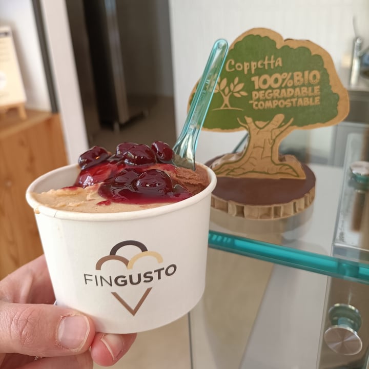 photo of FINGUSTO gelateria yogurteria Gelato Arachidi E Gianduia Con Amarene shared by @laura1990 on  12 May 2022 - review