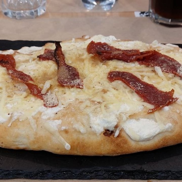 photo of Efrem - Gourmet Boutique and Finest Bar Pizza Carbonara Sbagliata shared by @posataverde on  21 Feb 2022 - review
