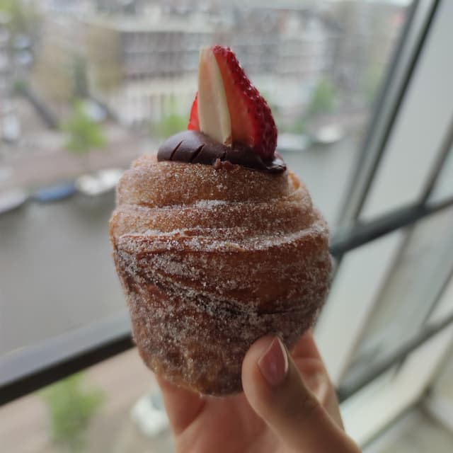 「Chocolate Strawberry Cruffin」の料理の写真