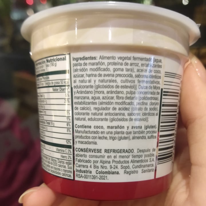 review photo of Alpina Yogur Griego (mora y arándanos) shared by @gisselleearthling on 05 Oct 2021 - review