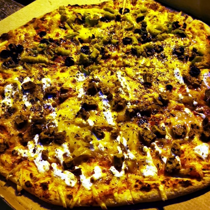 photo of Pizzeria Trozo Pizza Con Falafel, Pimiento Verde, Salsa Curry Y Aceitunas Negras shared by @elguillotinador on  07 Apr 2021 - review