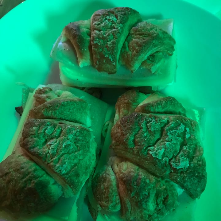 photo of Liberación Cocina Vegana Medialunas Rellenas Con Jamón Y Queso shared by @gonztbxx on  31 Dec 2021 - review