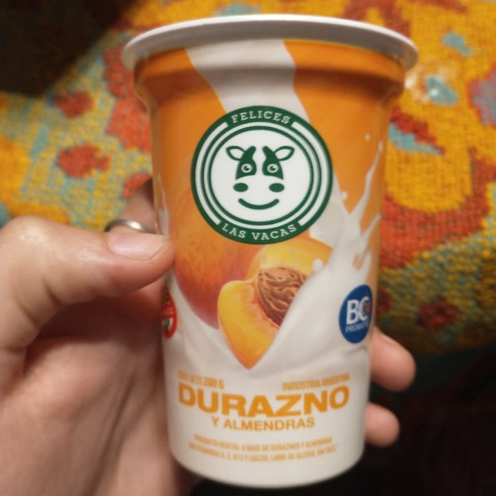 photo of Felices Las Vacas Yogurt de Durazno y Almendras shared by @sofihourcade on  05 Nov 2022 - review