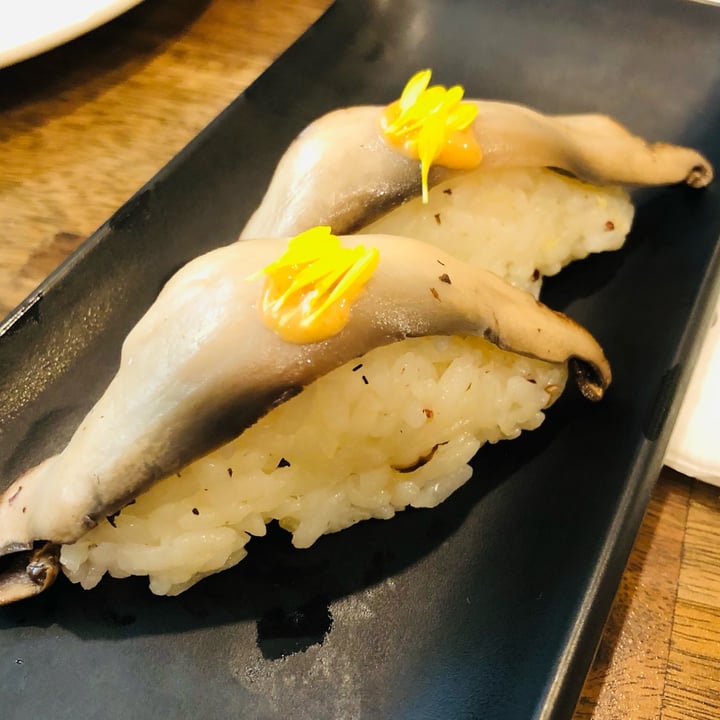 photo of OPLANTE Sushi Wok Végétalien Montreal (x Yuan) Nigiri Portobello shared by @lautruche on  08 Jul 2022 - review