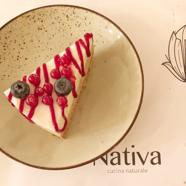 Photo of the dish “Cheesecake pistacchio, cioccolato bianco e coulis di lamponi”