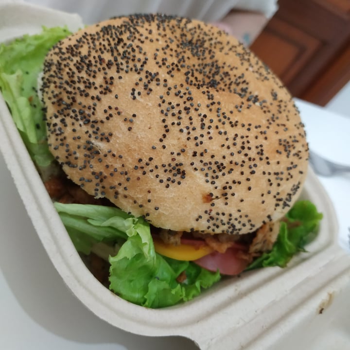 photo of Veggie Burger Hamburguesa de pollo vegano shared by @caracol on  17 May 2020 - review