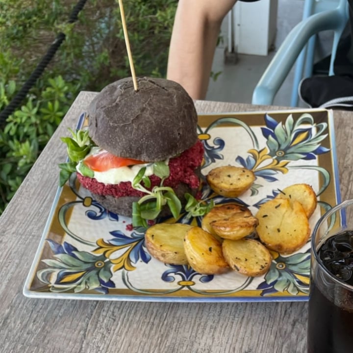 photo of Punta Gro Beach Bar Burger Di Barbabietola E Patatine shared by @giuliabano on  29 Sep 2022 - review