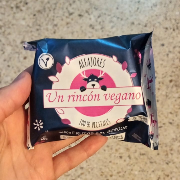 review photo of Un Rincón Vegano Alfajor de Frutos del Bosque shared by @-giuliana- on 01 Apr 2022 - review