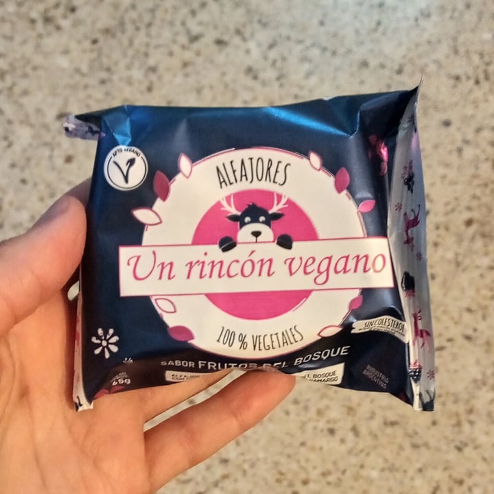 photo of Un Rincón Vegano Alfajor de Frutos del Bosque shared by @-giuliana- on  01 Apr 2022 - review