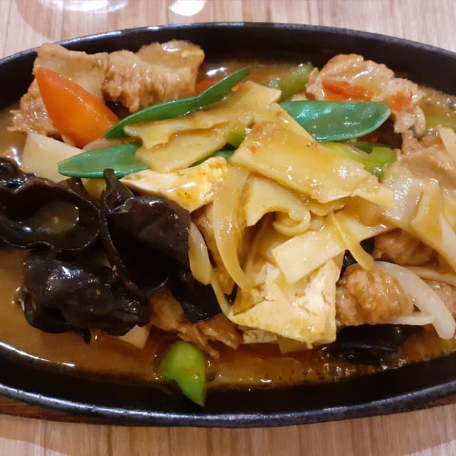 菜肴“"Poulet" on hot plate”的照片