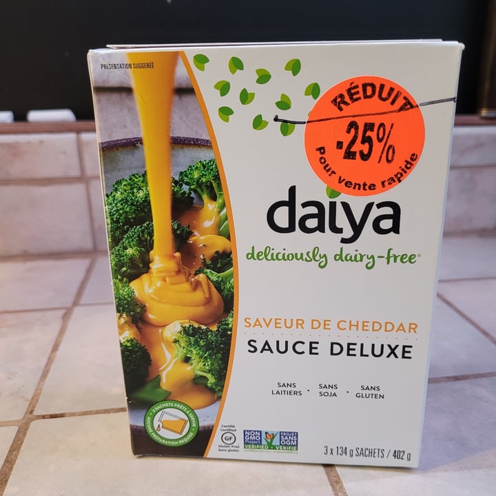 photo of Daiya Cheddar Flavour Deluxe sauce shared by @luizfuko on  24 Nov 2021 - review