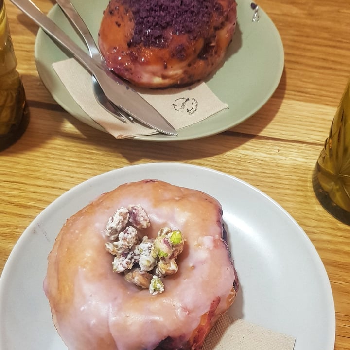 photo of Delish Vegan Doughnuts Donut with blueberries, lavender and pistachio shared by @marav on  19 Dec 2022 - review