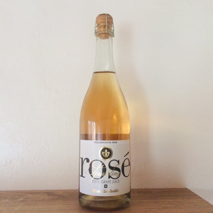 photo of Woolworths Food Non-alcoholic sparkling rosé shared by @nikki-c on  18 Apr 2022 - review