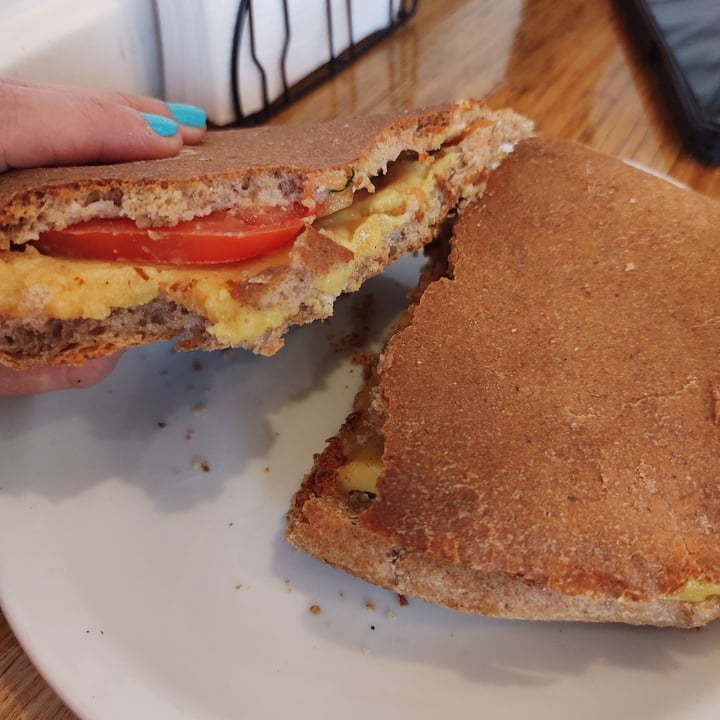 photo of COCONARANJA tienda & resto Sandwich Cheddar Vegano shared by @julibarbazan on  21 Jul 2021 - review