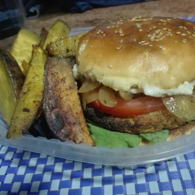 Photo of the dish “Hamburguesa De Quinoa Con Guarnición A Elección”