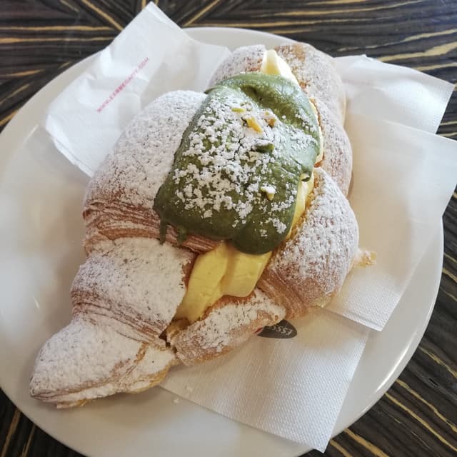 菜肴“Cornetto Alla Crema Chantilly E Crema Di Pistacchio”的照片