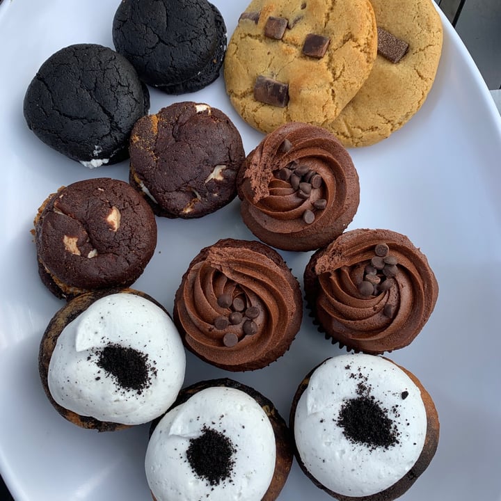 review photo of Bunner's Bake Shop Cupcakes and cookies shared by @chrisvegan21 on 10 Jun 2021 - review